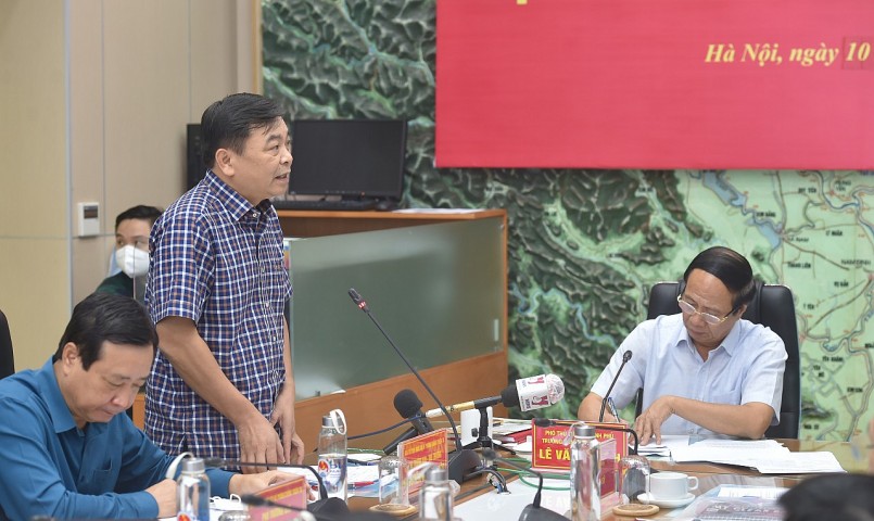 Ông Nguyễn Hoàng Hiệp, Thứ trưởng Bộ Nông nghiệp và Phát triển nông thôn nhấn mạnh đến dòng người hồi hương bằng xe máy từ các tỉnh phía Nam về quê có thể sẽ gặp nguy hiểm khi nhiều tỉnh đã có mưa lớn do bão số 7. Ảnh: VGP/Đức Tuân