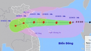 Bão số 8 di chuyển nhanh hướng vào đất liền khu vực từ Thanh Hóa đến Quảng Bình