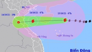 Bão số 8 đi sâu vào đất liền khu vực từ Thanh Hóa đến Quảng Bình, gây ra mưa lớn cục bộ