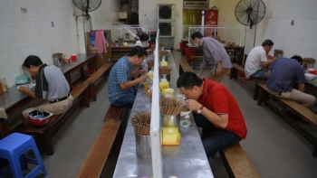 Hà Nội cho phép quán ăn được phục vụ tại chỗ, xe buýt hoạt động trở lại