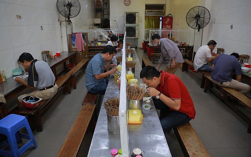 Hà Nội cho phép quán ăn được phục vụ tại chỗ, xe buýt, taxi hoạt động trở lại