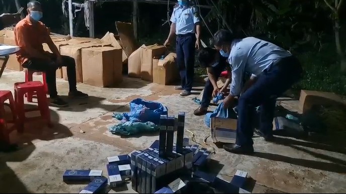 Bản tin hàng giả hàng nhái: Bắt giữ xe "luồng xanh" vận chuyển 2.000 bao thuốc lá điếu nhập lậu