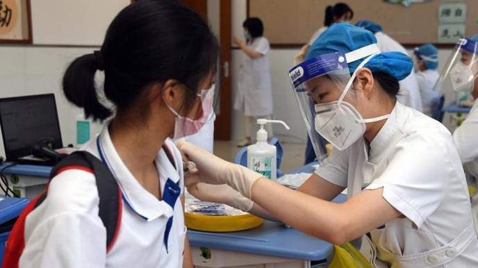 Khẩn trương hướng dẫn tiêm vaccine cho người dưới 18 tuổi