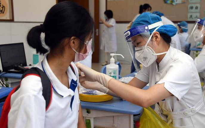 Khẩn trương hướng dẫn tiêm vaccine cho người dưới 18 tuổi