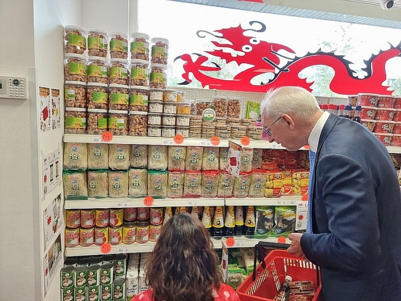 Ngay trong ngày khai mạc, các sản phẩm trong chương trình ưu đãi đãi của Tuần hàng đã vơi đi nhanh chóng