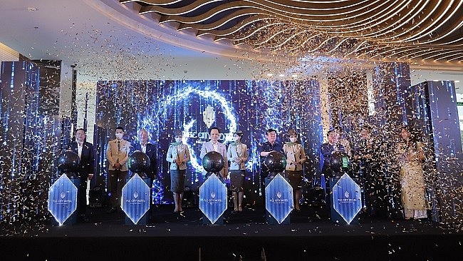 Lãnh đạo Tập đoàn FLC và các đối tác cắt băng khánh thành FLC City Hotel Beach Quy Nhơn.