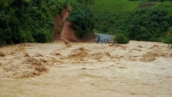 Áp thấp nhiệt đới có khả năng mạnh lên thành bão gây mưa lớn, nguy cơ sạt lở, lũ quét