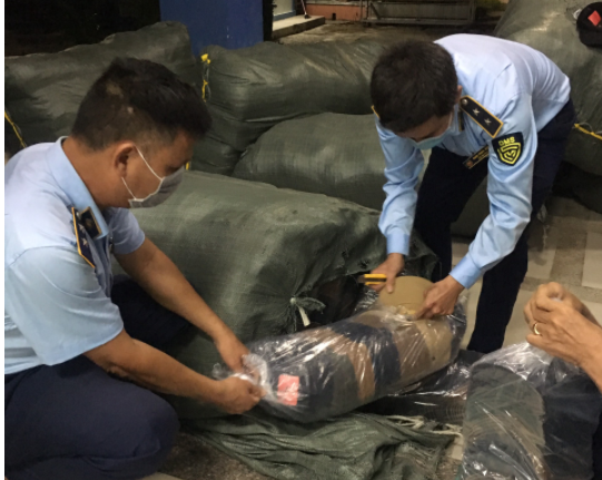 Lực lượng QLTT kiểm tra hàng hóa vi phạm