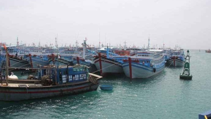 Áp thấp nhiệt đới đổ bộ, Bình Thuận nghiêm cấm tàu thuyền ra khơi