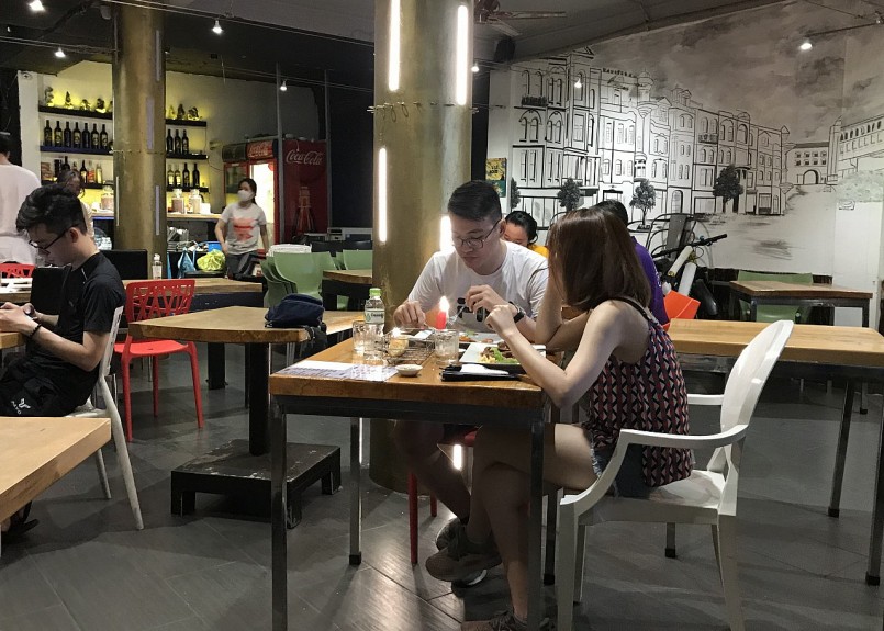 TPHCM chính thức mở lại quán ăn tại chỗ từ ngày 28/10