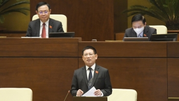 Bộ trưởng Bộ Tài chính Hồ Đức Phớc báo cáo giải trình làm rõ một số vấn đề của dự án Luật Kinh doanh bảo hiểm (sửa đổi)