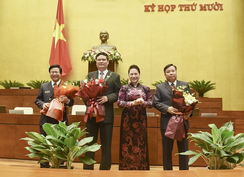 Quốc hội chúc mừng các Thẩm phán Tòa án nhân dân tối cao vừa được Quốc hội phê chuẩn