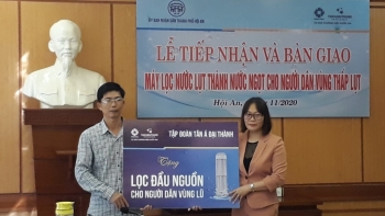 Tập đoàn Tân Á Đại Thành hỗ trợ máy lọc nước cho người dân vùng lũ Hội An