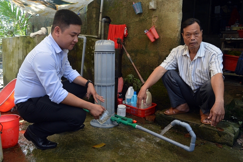 Người dân khó khăn ở Hội An sử dụng bộ máy lọc đầu nguồn của tập đoàn Tân Á Đại Thành