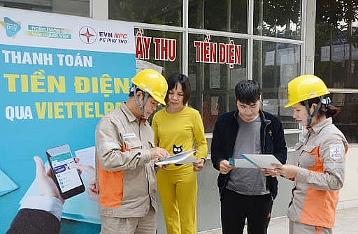  Nhân viên Điện lực Việt Trì tư vấn cho khách hàng chuyển sang hình thức thanh toán qua ngân hàng