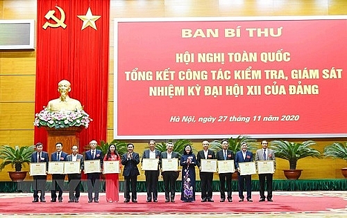 Tập thể có thành tích xuất sắc nhận Bằng khen của Ủy ban Kiểm tra Trung ương - Ảnh: TTXVN