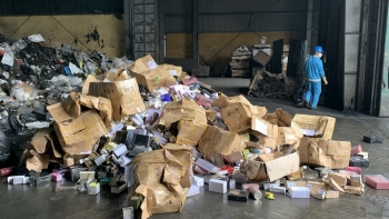 Tiêu hủy lô nước hoa vi phạm thu giữ tại 91 Hàng Gà