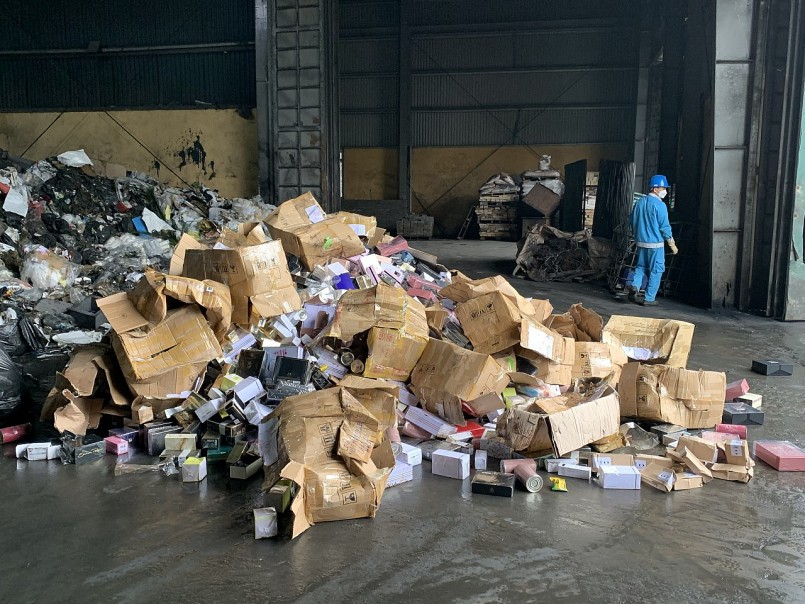 Toàn bộ số hàng hóa vi phạm được cuốn ép, nghiền nát trước khi thực hiện đốt bỏ