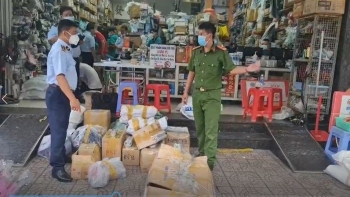 Phát hiện số lượng lớn phụ tùng xe máy nghi vấn giả mạo nhãn hiệu