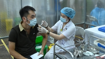 Khẩn trương phân bổ, tiêm vaccine phủ hết mũi 1 cho người trên 18 tuổi tại Nam Bộ và Tây Nguyên