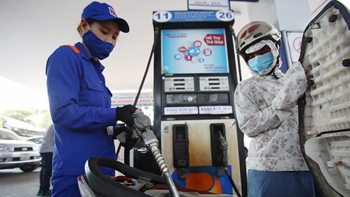 Giá xăng tiếp đà tăng, tiến sát 25.000 đồng/lít