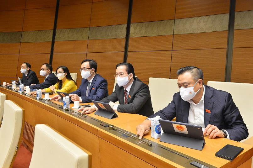 Các đại biểu nhấn nút biểu quyết Các đại biểu nhấn nút biểu quyết