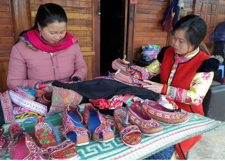 "Nghề làm giày thêu của người Xạ Phang" được công nhận Di sản văn hóa phi vật thể quốc gia