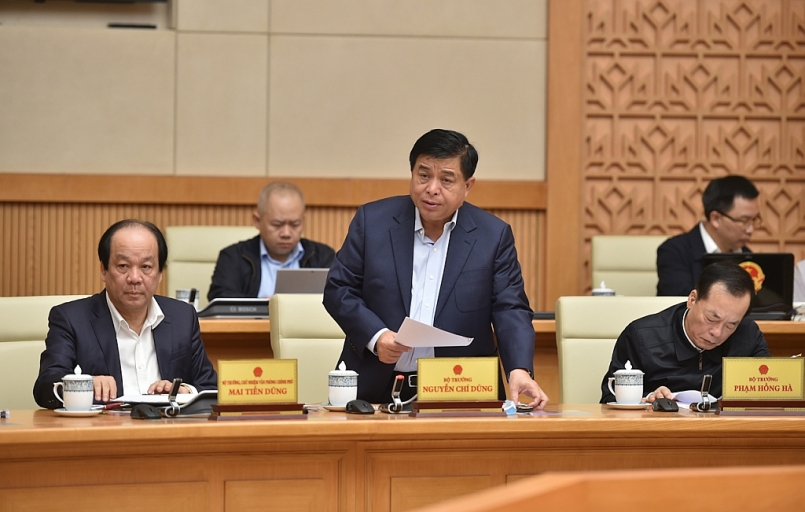 Bộ trưởng Bộ KH&ĐT Nguyễn Chí Dũng báo cáo tình hình KT-XH. Ảnh: VGP/Quang Hiếu