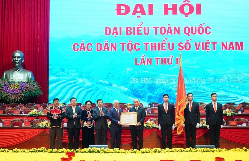 Thay mặt lãnh đạo Đảng, Nhà nước, Thủ tướng Nguyễn Xuân Phúc trao tặng Huân chương Lao động hạng Nhất cho Ủy ban Dân tộc. - Ảnh: VGP/Quang Hiếu Thay mặt lãnh đạo Đảng, Nhà nước, Thủ tướng Nguyễn Xuân Phúc trao tặng Huân chương Lao động hạng Nhất cho Ủy ban Dân tộc. - Ảnh: VGP/Quang Hiếu