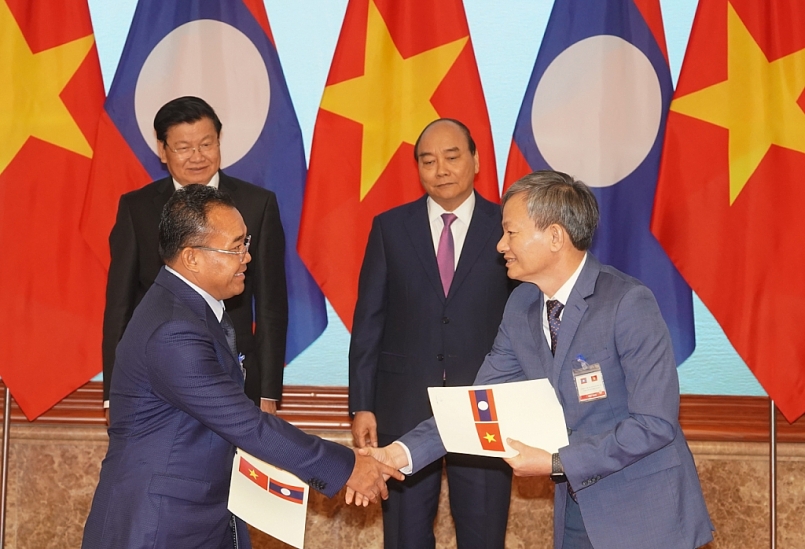 Đại diện bộ, ngành hai nước trao đổi văn kiện hợp tác. Ảnh: VGP/Quang Hiếu