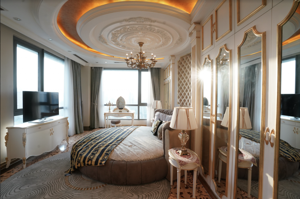 Mỗi căn hộ tại cung điện đá D’. Palais Louis là một kiệt tác nghệ thuật đầy tỉ mỉ và có giá trị. Mỗi căn hộ tại cung điện đá D’. Palais Louis là một kiệt tác nghệ thuật đầy tỉ mỉ và có giá trị.