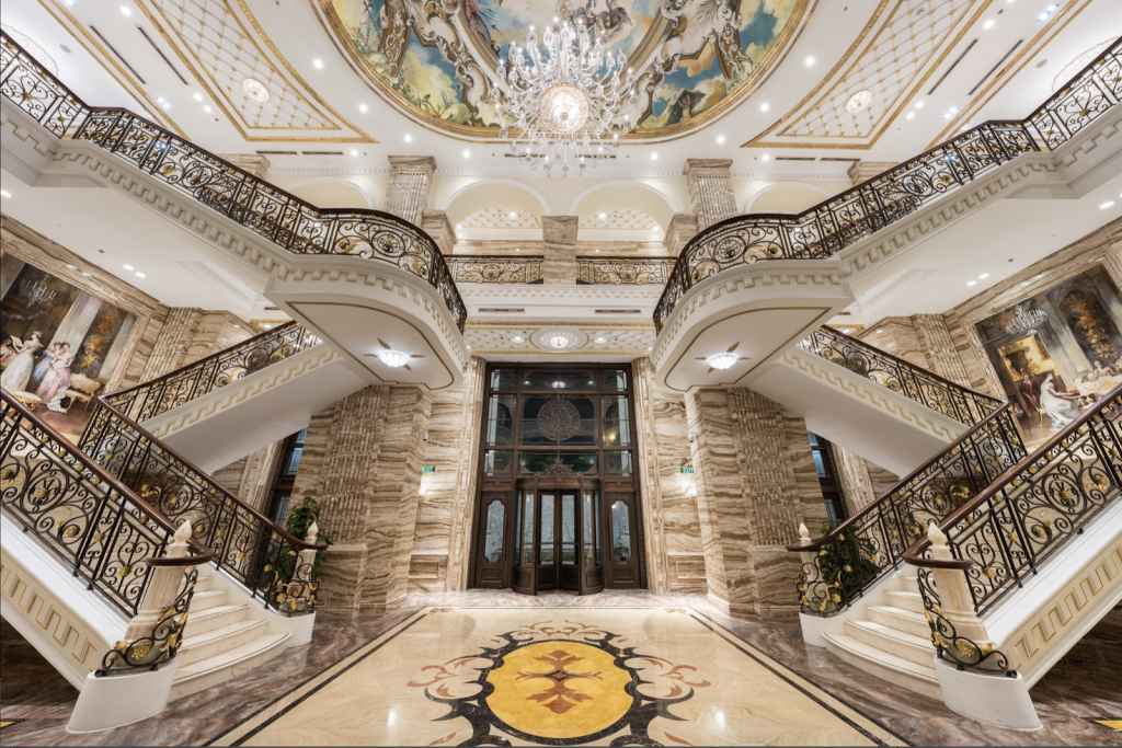 Trước khi thành phẩm, đại sảnh của cung điện đá D’. Palais Louis đã từng bị đập đi xây lại nhiều lần để đạt được vẻ đẹp hoàn mỹ. Trước khi thành phẩm, đại sảnh của cung điện đá D’. Palais Louis đã từng bị đập đi xây lại nhiều lần để đạt được vẻ đẹp hoàn mỹ.