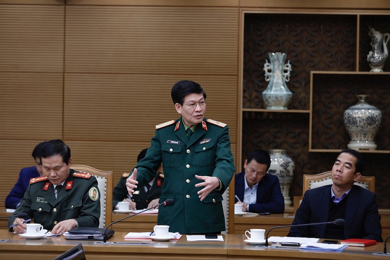 Lãnh đạo Cục Quân y (Bộ Quốc phòng) báo cáo về công tác cách ly. Ảnh VGP