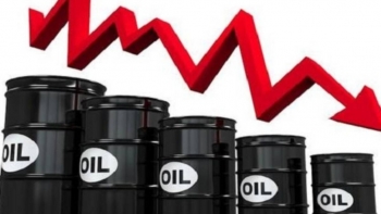 Giá xăng dầu hôm nay 29/12: Lao dốc