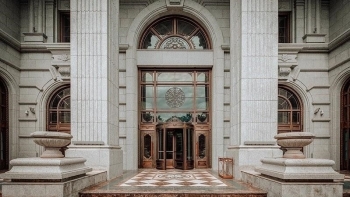 Có một thế giới khác trong khuôn viên cung điện đá D’. Palais Louis