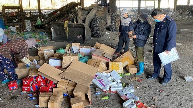 Quảng Ninn tiêu hủy gần 3.500 sản phẩm mỹ phẩm, kit test nhanh Covid-19