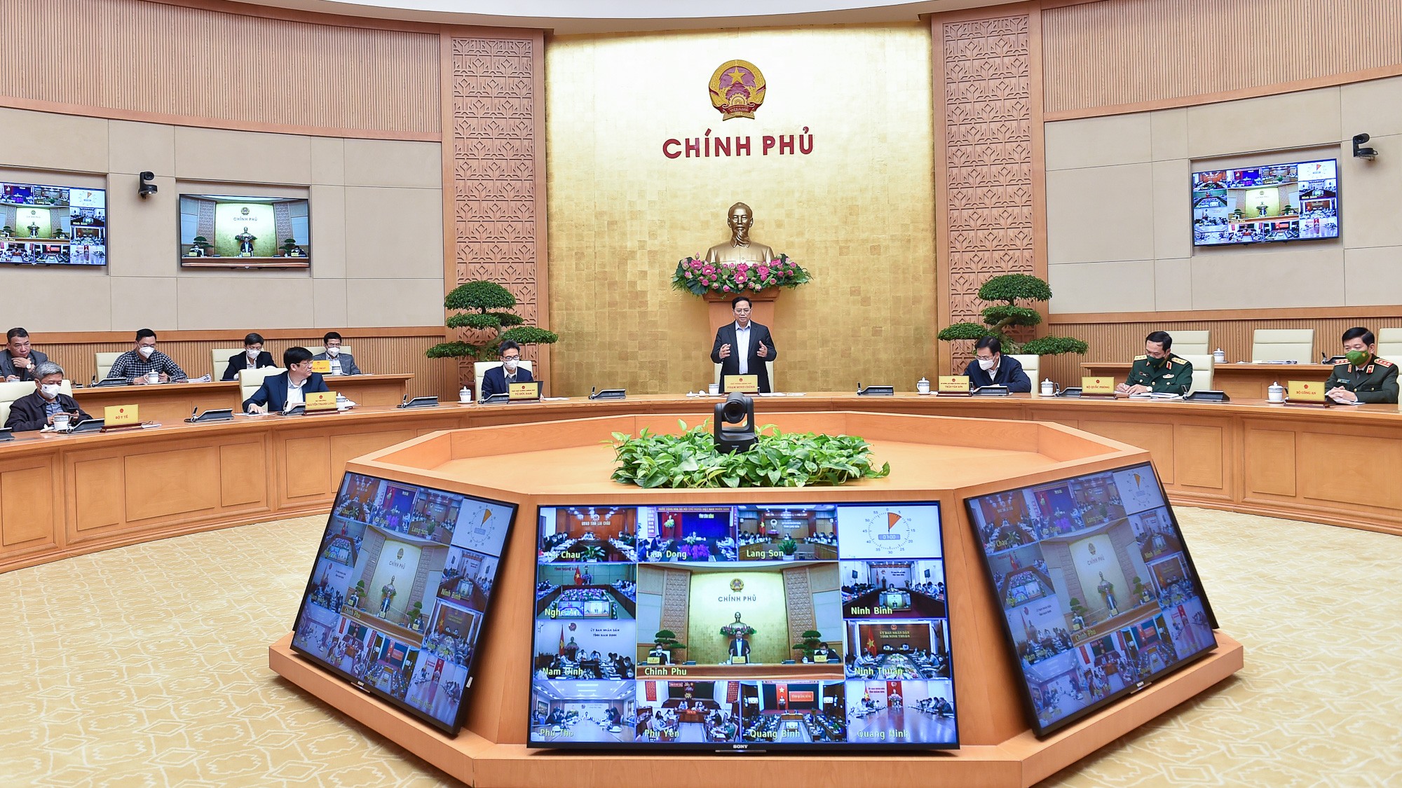 Thủ tướng: Phải kiểm điểm trách nhiệm nếu không hoàn thành mục tiêu tiêm chủng