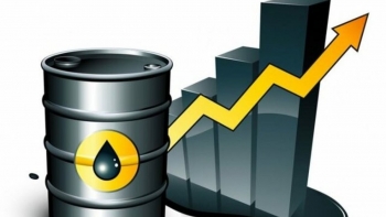 Cập nhật giá xăng dầu hôm nay 25/12/2021: Tiếp đà tăng mạnh