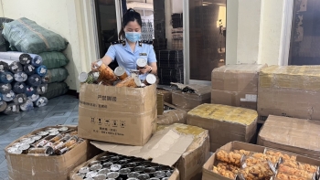 Phú Yên tạm giữ lô thực phẩm và hàng gia dụng vi phạm trị giá 1,2 tỷ đồng