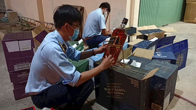 Thu giữ trên 2.600 chai rượu ngoại nhập lậu