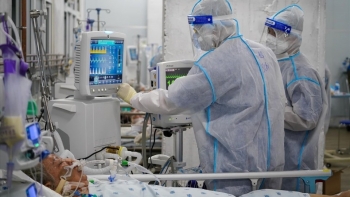 Thủ tướng yêu cầu tăng cường công tác điều trị, giảm ca chuyển nặng, tử vong do COVID-19