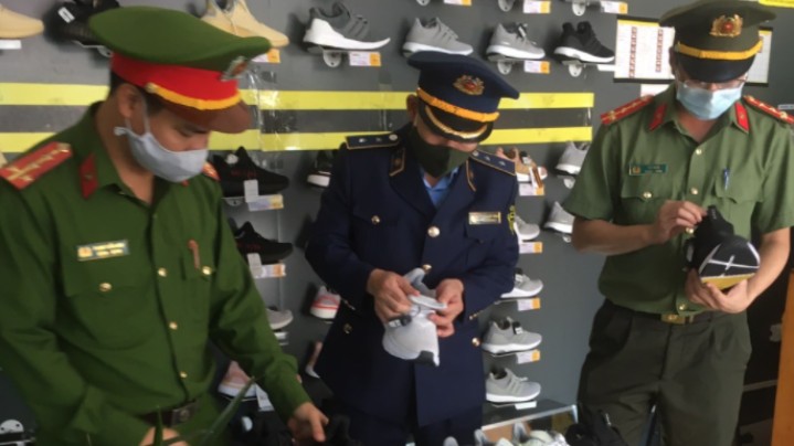 Phạt 256 triệu đồng 4 cửa hàng vì kinh doanh hơn 4.200 đôi giầy giả nhãn hiệu