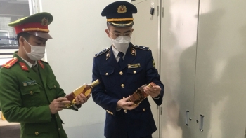 Thanh Hóa: Phát hiện 150 chai rượu có dấu hiệu nhập lậu