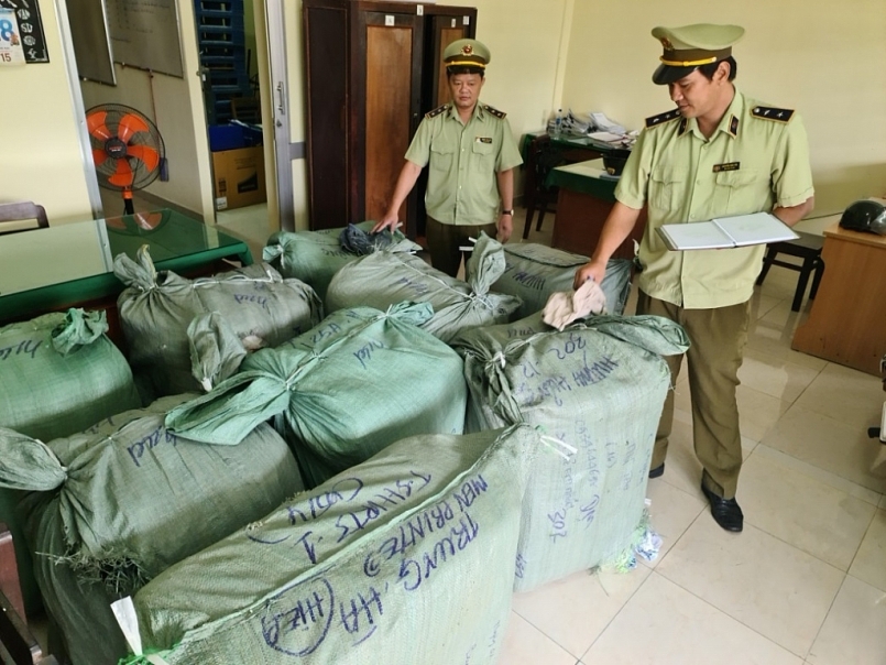 Sản phẩm may mặc đã qua sử dụng được phát hiện, tạm giữ Sản phẩm may mặc đã qua sử dụng được phát hiện, tạm giữ