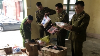Lào Cai: Bắt giữ khối lượng lớn súng đồ chơi và thực phẩm không rõ nguồn gốc