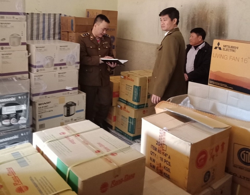 Đội QLTT số 1 đang kiểm kê toàn bộ số hàng hóa vi phạm để tạm giữ chờ xử lý