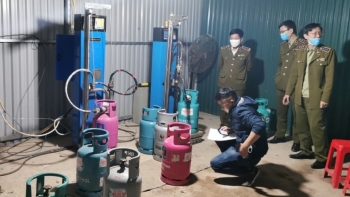 Hải Phòng: Bắt quả tang cơ sở sang chiết gas lậu