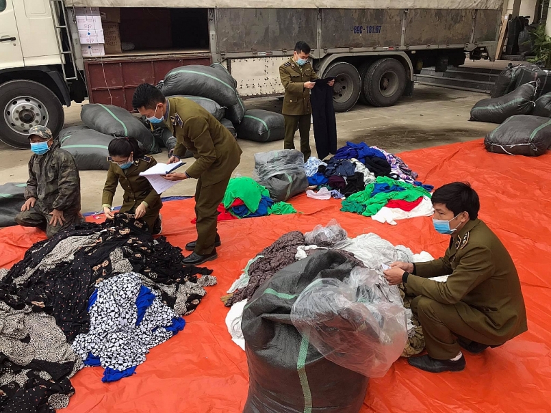 Đội QLTT số 7 đang kiểm tra hàng hóa