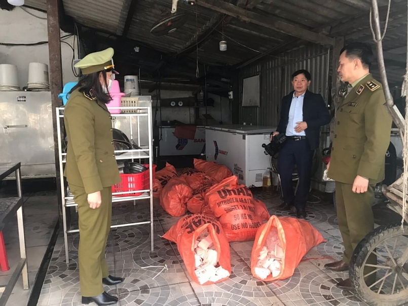 Lực lượng QLTT kiểm tra số mỡ lợn không rõ nguồn gốc, xuất xứ...