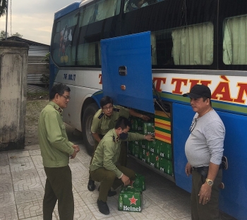 Quảng Ngãi: Phát hiện 2 phương tiện vận chuyển 900 chai bia nhãn hiệu Heineken nhập lậu